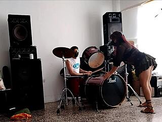 Ellos tocan tambores mientras ella se desnuda y baila