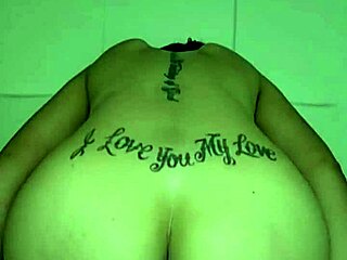 彩虹假屌深深插骚逼