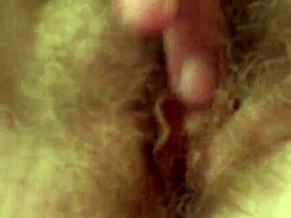 Me corro con mi coño peludo