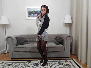 petite salope taille une pipe baveuse et prend une grosse dose de sperme sur le visage