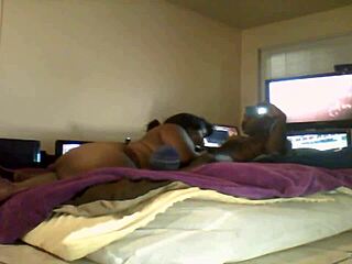 hot black milf shows thick pussy 😍