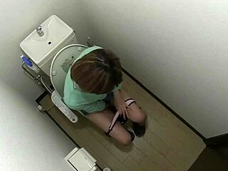 Nevastă japoneză frumoasă explodează în debut AV sălbatic!