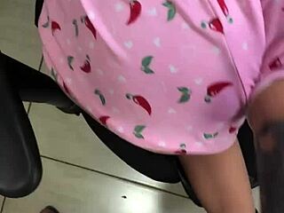 अरे, सौतेला बाप अचानक घुसकर अपनी सौतेली बेटी को सेक्स टॉय से चोदता है