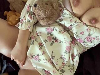 Ma belle-sœur salope aux gros seins baise sa chatte rose