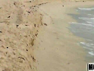 Сэмми Сент Клер показывает свое пляжное тело в этом видео.