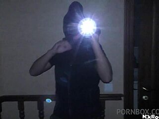 밤 도둑이 몰래 들어와 잠자는 미녀를 세게 박아