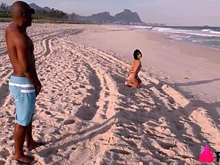 Küçük Japon kızı plajda koca yaraıklı adamı bulup kenara çekip yoğun anal yapıyor