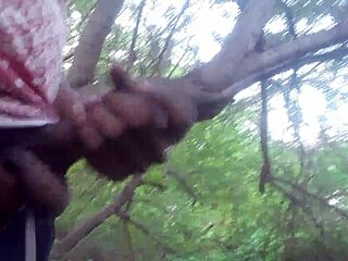 Jag sprutar sperman utomhus bland träden