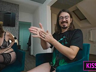 Доведена майка играе на бутилка с доведената дъщеря и приятеля на доведения син