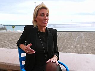 Anouk, psihologul de 30 de ani expert în pulă, își arată sânii mari în lenjerie