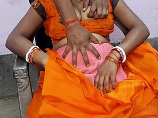 Chica caliente de pueblo de 18 se pone completamente desnuda en suhagrat