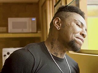 Vim conhecer a casa nova com o marido e acabei levando pau no cu