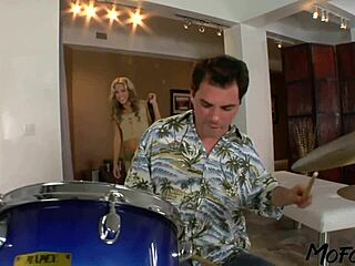 Mofozo Com - Slim Amateur Gets A Huge Load Of Cum On Her Pussy