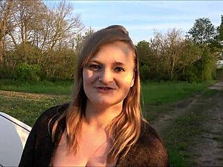 Ung kvinde oplever intens orgasme under bilnedbrud quickie med stor pik