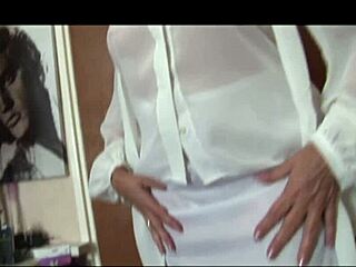 Csintalan nagyi átlátszó felsőben és alsóban csábít