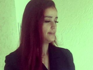 Camareira do hotel me flagra de pau duro!