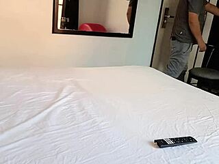 可爱少女吸吮并骑乘大鸡巴