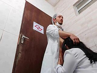 Pielęgniarka ruchają azjatyckiego doktora w szpitalnej łazience, wow!