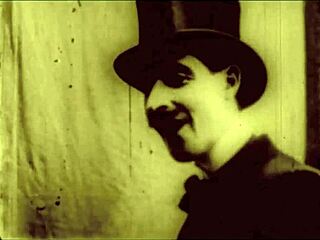 Dark Lantern Entertainment가 빈티지 스타일로 멋지게 보이는 할머니 선보여 야동