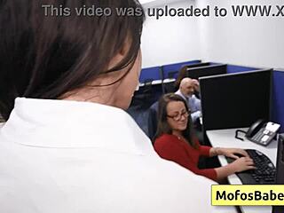 Göğüsleri Büyük Ofis Fahişesi Sasha Pearl İşte Facial Alıyor