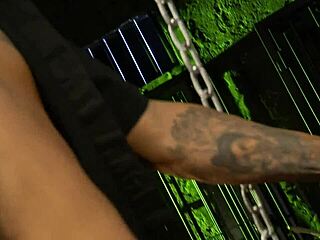 Emma Butt води азиатски полицай в подземието и му чука мозъка и пениса