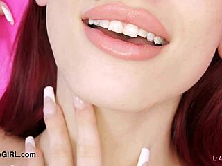 Musa ardiente muestra su cuerpo sexy en exhibición caliente.