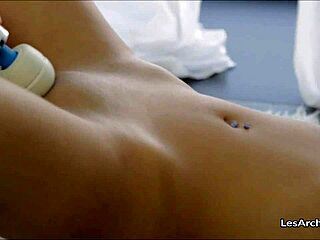 Två Flickvänner Får Lesbisk Dildoorgasm