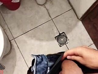 Szczupły facet wali wielkim kutasem POV