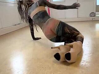 Anuskatzz Performs Exotic Pole Dance With Anal Action