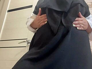 ميلف سورية في ملابس داخلية مثيرة تمتص كسها الرطب بينما تتحدى