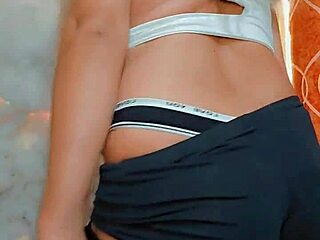 Transznemű crossdressingben maszturbál picsáját