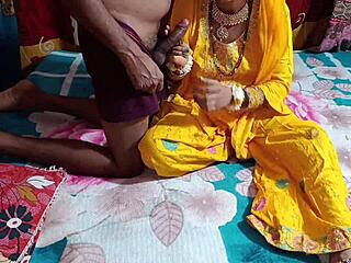 Indijska nevesta bhabhi da epski oralni seks polbratu, nabijanje v kopalnici z jasnim hindi!