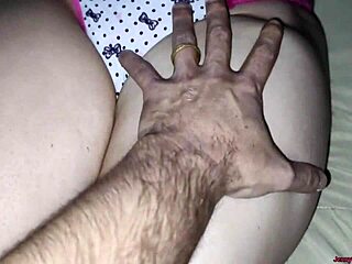 처녀 의붓딸이 꽉 조이는 보지 만지게 해주고 애널만 해달라고 애원해