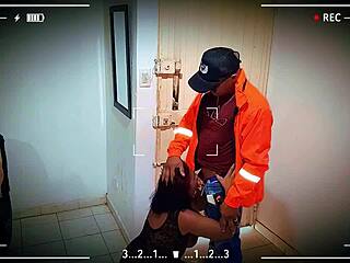 Nak tengok aku hisap dan bang penghantar dalam lingerie sexy? Cepat dan panas!