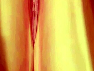 Estoy posando como secretaria en la playa con mi culo grande desnuda arriba.