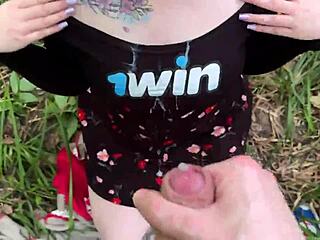 Έι, Αυτή η Καυτή Κοπέλα Καβαλάει Ξένο Καυλί στο Δάσος, Γαμιέται Doggy POV με Σκισμένα Καλσόν!