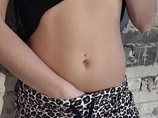 Μπορεί η Lulu Gun να αντέξει κι άλλο χύσιμο μετά το γαμήσι από γέρο στο στενό της μουνί;