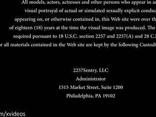 顺从奴隶在支配场景中乞求肛交和舌头蜡烛