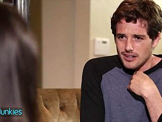 Avi Love desea acción profunda en el culo.