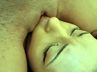 ฉันดูดหีของเพื่อนรูมเมท เธอฉีดน้ำเงี่ยนหน้าฉัน! 😋