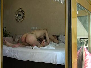 ¡Hombre mayor desea inclinar y follar a su hijastra rubia!