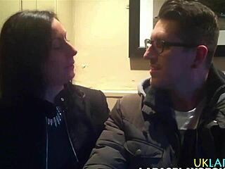 我忍不住手指这个熟女的大屁股，她穿着丝袜吸我的鸡巴