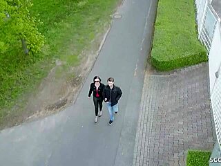 Малката получава първото си фистинг в немско порно кастинг!