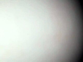 与大屁股年轻巴西业余女的激烈口交快感