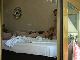 ¡Hombre mayor desea inclinar y follar a su hijastra rubia!