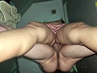 Tvegano analno v kopalnici s sosedom 😈