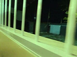 披萨外卖变成与Raquel的快速肛交，她坐着接受肛门插入并内射