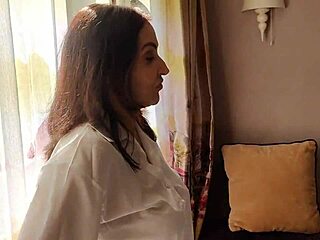 Stiefmutter hart gefickt nach Abstinenz im engen Keuschheitsgürtel