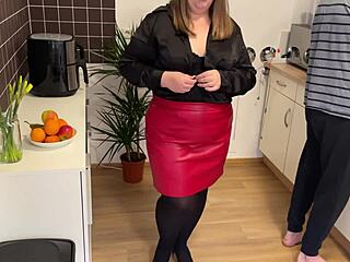 Môj manžel bol chytený pri šúchaní na moju nevlastnú mamu v kuchyni