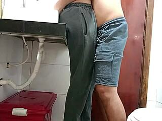 Szobalányt kaptam rajta a fürdőben, micsoda meglepetés